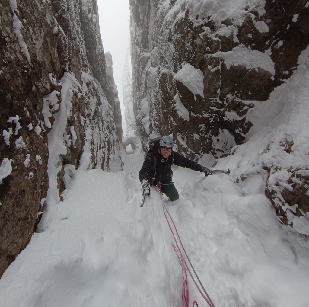 Guide alpinisme Belledone - Alpinisme hivernal - Goulottes de Casse-Rouse - Bloc coincé - Belledonne