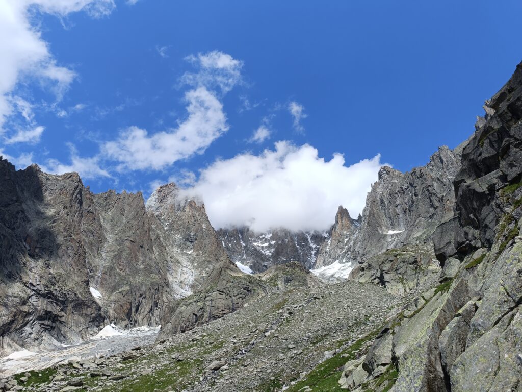 Alpinisme - Mont-Blanc - Le refuge de la Charpoua et les Drus