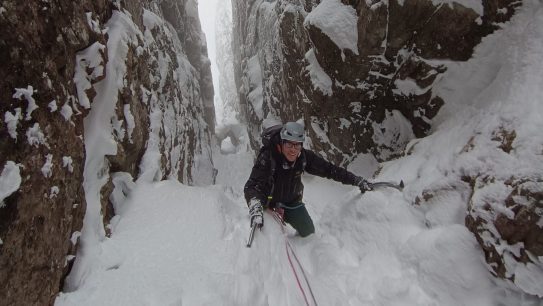 Guide alpinisme Belledone - Alpinisme hivernal - Goulottes de Casse-Rouse - Bloc coincé - Belledonne