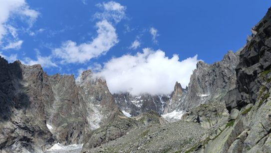 Alpinisme - Mont-Blanc - Le refuge de la Charpoua et les Drus