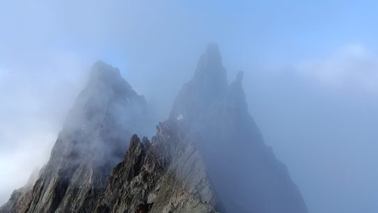 Alpinisme - Mont-Blanc - Nonne et Moine dans les nuages